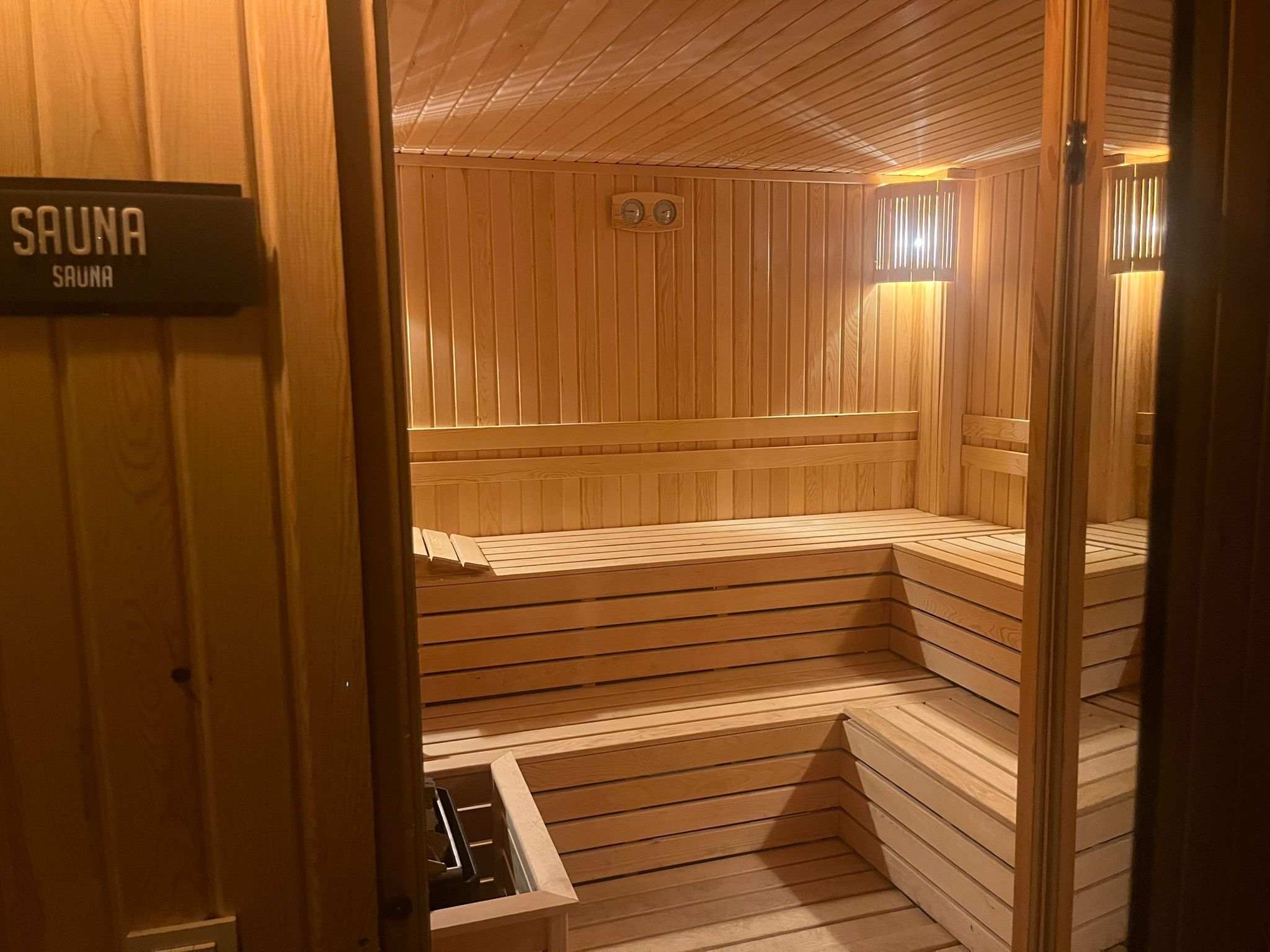 En bastu med väggar och bänkar av trä.