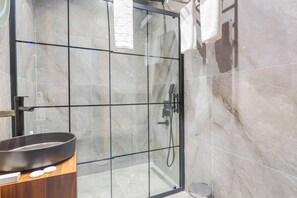 Deluxe suite, 1 slaapkamer, uitzicht op de stad | Badkamer | Een douche, een regendouche, designer toiletartikelen, een haardroger