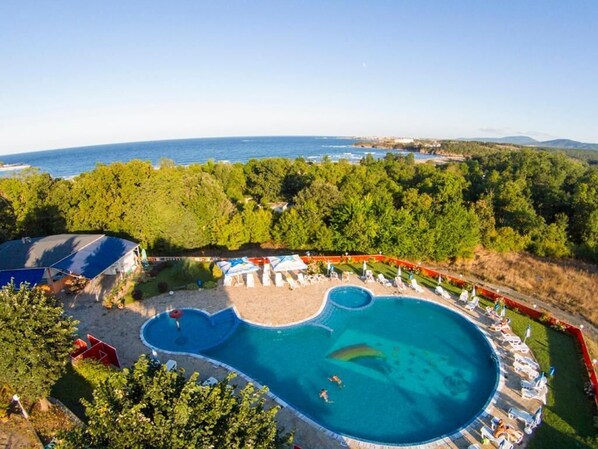 Kauden mukainen ulkouima-allas