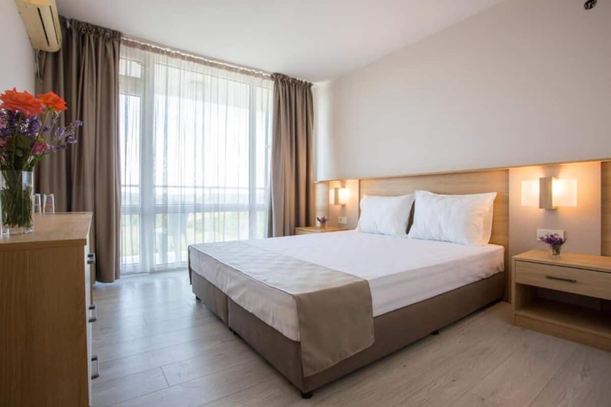 Deluxe Apartment | Desk, blackout drapes, iron/ironing board (on request), WiFi (free)