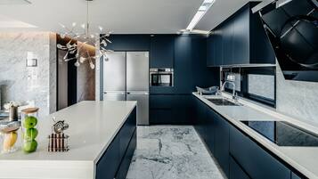 Luxury Private Triple Room | Dapur pribadi | Lemari es, microwave, oven, dan ketel listrik