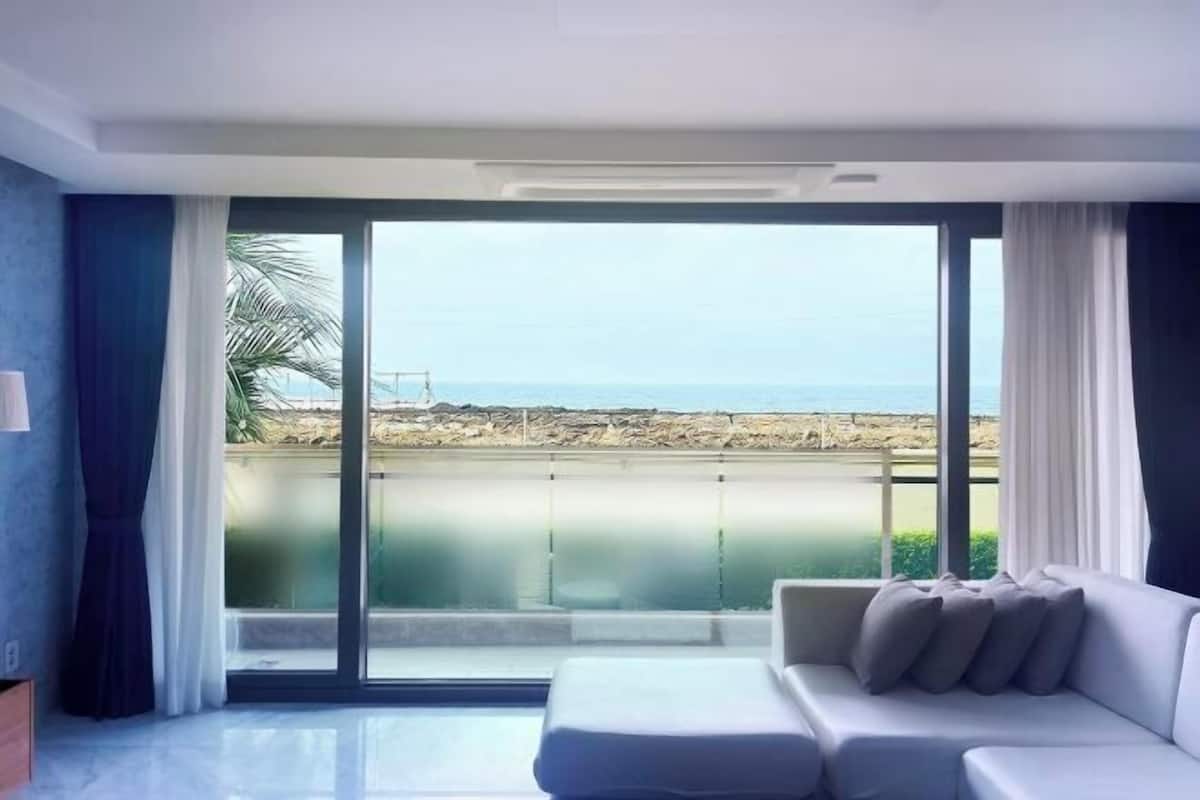 Living area | 42-inch TV with cable channels