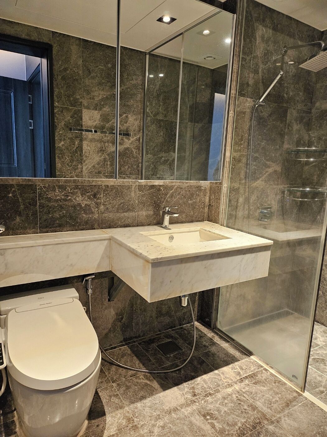 Luxury Private Triple Room | バスルーム | シャワー、レインフォールシャワー、デザイナーバスアメニテ ィ、ヘアドライヤー