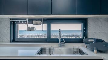 Luxury Private Triple Room | Privat køkken | Køleskab, mikrobølgeovn, ovn, elkedel