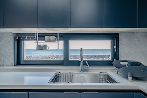 Luxury Private Triple Room | Private kitchen | Fridge, microwave, oven, electric kettle - KOKO Premier Resort (Seogwipo)