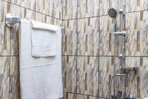 Chambre Standard | Salle de bain | Douche, douche cascade, articles de toilette (gratuits), bidet