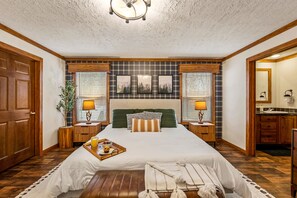 4 bedrooms, desk, iron/ironing board, travel cot - Mountain Views/Game Room/Theatre Room/Jacuzzi/Fire Pit/10mins to downtown Gburg (Gatlinburg)