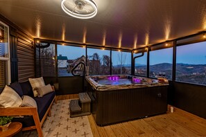 Interior - Mountain Views/Game Room/Theatre Room/Jacuzzi/Fire Pit/10mins to downtown Gburg (Gatlinburg)