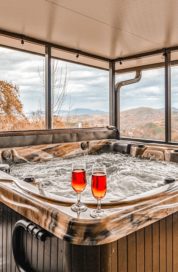 Interior - Mountain Views/Game Room/Theatre Room/Jacuzzi/Fire Pit/10mins to downtown Gburg (Gatlinburg)