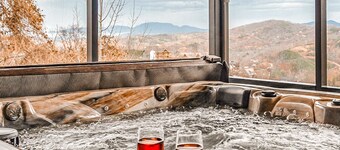 Mountain Views/Game Room/Theatre Room/Jacuzzi/Fire Pit/10mins to downtown Gburg