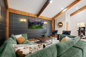 TV connectée, cheminée, baby-foot, livres