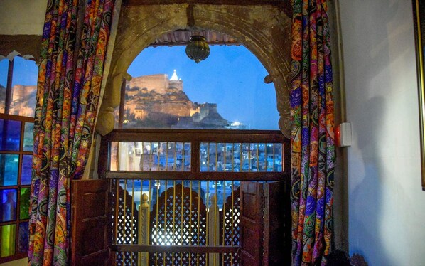 Camas con efecto memoria, muebles diferentes y escritorio