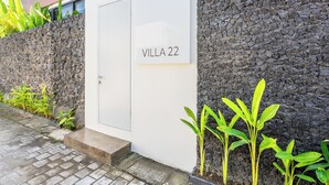 Pintu masuk properti