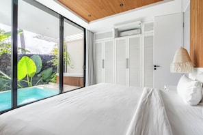 Villa clásica, 1 cama de matrimonio grande, piscina privada | 1 dormitorio, decoración individual, mobiliario individual y escritorio