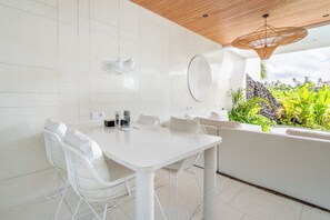 Villa clásica, 1 cama de matrimonio grande, piscina privada | Servicio de comidas en la habitación