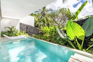 Una piscina al aire libre, tumbonas
