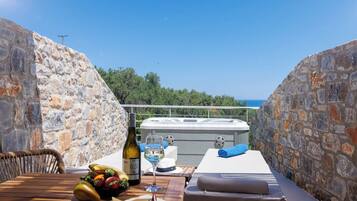 Deluxe Mini Suite with Jacuzzi | Premium bedding, pillow-top beds, minibar, in-room safe