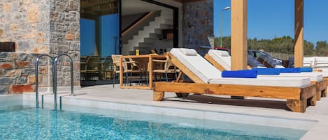 Deluxe Two-Storey Suite, Private Heated* Pool, Sea View | 露台/庭院