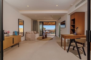 Deluxe Suite, Private Heated* Pool, Garden View