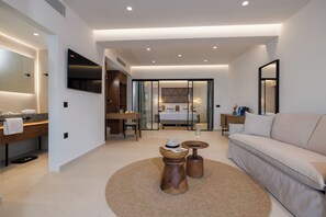 Deluxe Suite, Private Heated* Pool, Garden View | บริเวณนั่งเล่น | สมาร์ททีวี 42 นิ้ว พร้อมช่องดาวเทียม