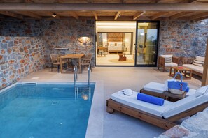 Deluxe Suite, Private Heated* Pool, Garden View | ลานระเบียง/นอกชาน