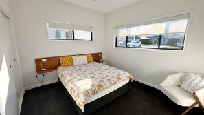 3 bedrooms, desk, WiFi, bed sheets