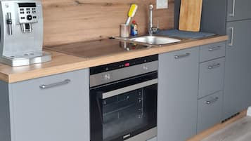 Fridge, oven, stovetop, dishwasher