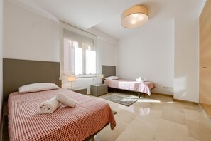 3 chambres, fer et planche à repasser, Wi-Fi gratuit, draps fournis