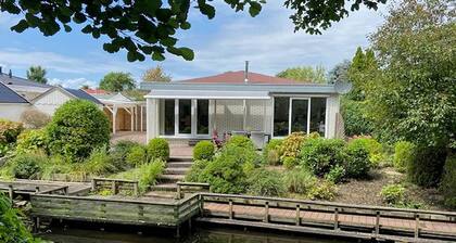 Bungalow in Makkum near Lake Beach