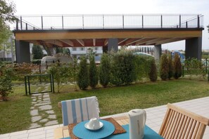 อพาร์ทเมนท์, 2 ห้องนอน, วิวสวน | รับประทานอาหารกลางแจ้ง
