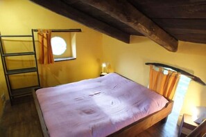 1 habitación, tabla de planchar con plancha, wifi y ropa de cama