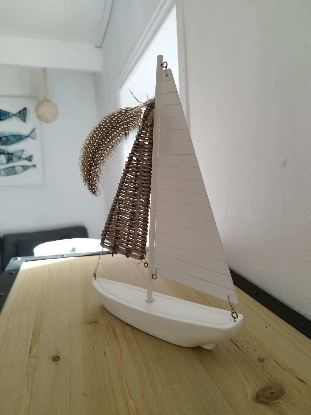 Un velero modelo sobre una mesa de madera.