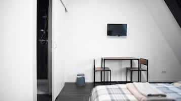 Escritorio, espacio para trabajar con laptop y cortinas blackout