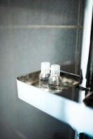 Escritorio, espacio para trabajar con laptop y cortinas blackout 