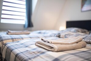 Schreibtisch, laptopgeeigneter Arbeitsplatz, Verdunkelungsvorhänge