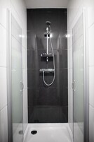 Secador de pelo, toallas