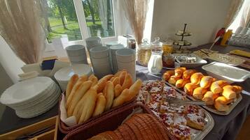 Daily buffet breakfast (CZK 160 per person)