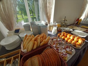 Daily buffet breakfast (CZK 160 per person) - Hotel Poutní dům (Kraliky)