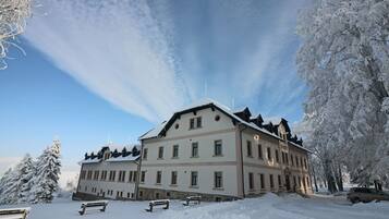 المنشأة من الخارج