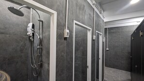 Pancuran mandi, hulu semburan hidrourut, bidet, tuala disediakan 