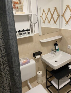 Eco-friendly toiletries, hair dryer, towels, soap - Chice & Charmante Frisch Renovierte Dachgeschosswohnung in der Dodesheide (Osnabrück)