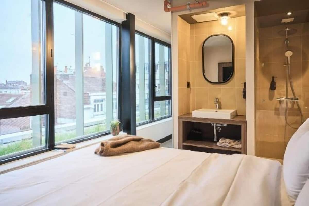 1 bedroom, individually decorated, individually furnished