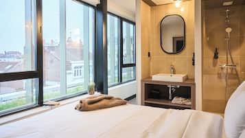 Superior kamer | Badkamer | Een regendouche, een haardroger, handdoeken, zeep