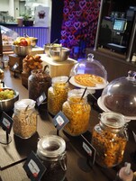 Café da manhã com buffet todos os dias (EUR 16 por pessoa) 