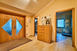 Hair dryer, towels, soap, toilet paper - Große, Exklusive Wohnung mit Balkon und Fantastischer Aussicht auf die Bergwelt (Innsbruck)