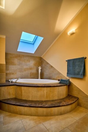 ヘアドライヤー、タオル、石鹸、トイレットペーパー