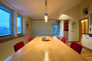 Dining - Große, Exklusive Wohnung mit Balkon und Fantastischer Aussicht auf die Bergwelt (Innsbruck)