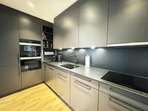 Een koelkast, een microgolfoven, een oven, een kookplaat