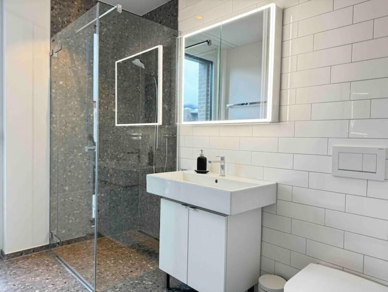 Douche, sèche-cheveux, serviettes fournies, savon
