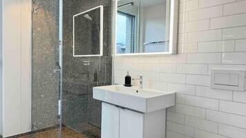 Douche, sĂšche-cheveux, serviettes fournies, savon